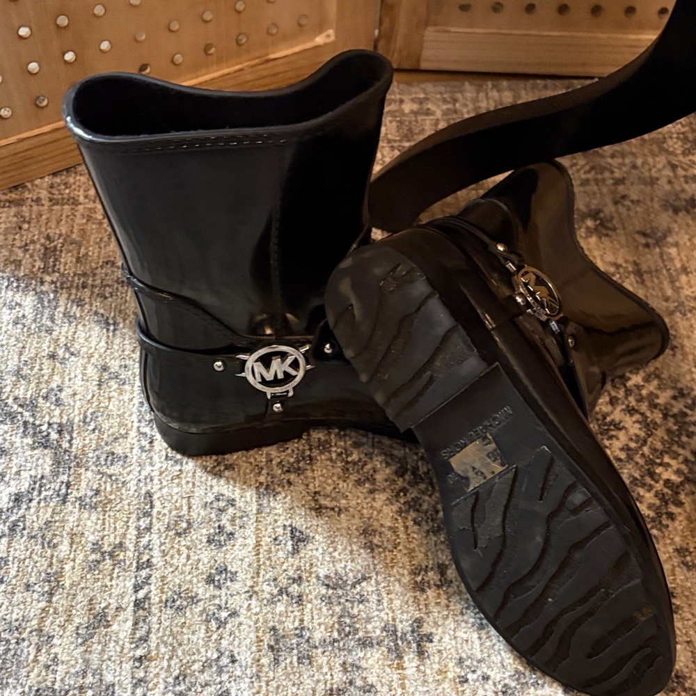 Michael Kors Shiny Black‎ Winter Boots - Picture 2 of 3